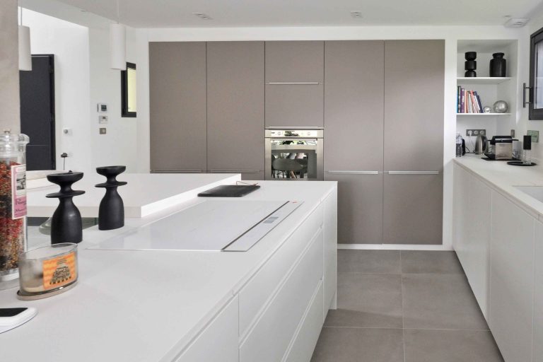 Aménagement de maison neuve de 170m² au nord-ouest de Lyon ; conception sur-mesure de cuisine ouverte et meubles de rangement - PK intérieur, architecte d'intérieur