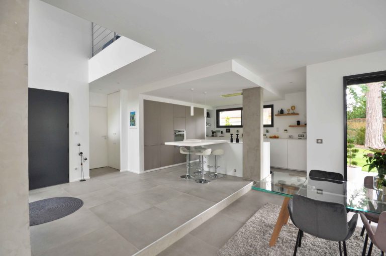 Aménagement de maison neuve de 170m² au nord-ouest de Lyon ; vue cuisine ouverte sur séjour - PK intérieur, architecte d'intérieur