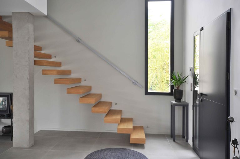 Aménagement de maison neuve de 170m² au nord-ouest de Lyon ; vue de l'escalier et de l'entrée ouverts sur pièces de vie - PK intérieur, architecte d'intérieur