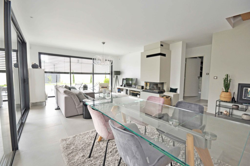 Aménagement de maison neuve de 170m² au nord-ouest de Lyon ; vue du séjour et salon avec baies vitrées - PK intérieur, architecte d'intérieur