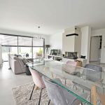 Aménagement de maison neuve de 170m² au nord-ouest de Lyon ; vue du séjour et salon avec baies vitrées - PK intérieur, architecte d'intérieur