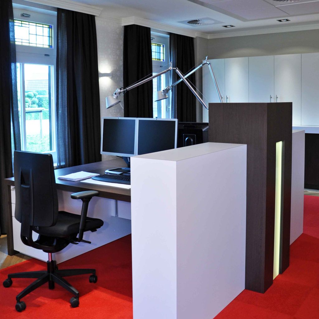 Conception de bureaux en open space et design de mobilier ; vue de bureau avec cloison de séparation mi-hauteur - PK intérieur, architecte d'intérieur