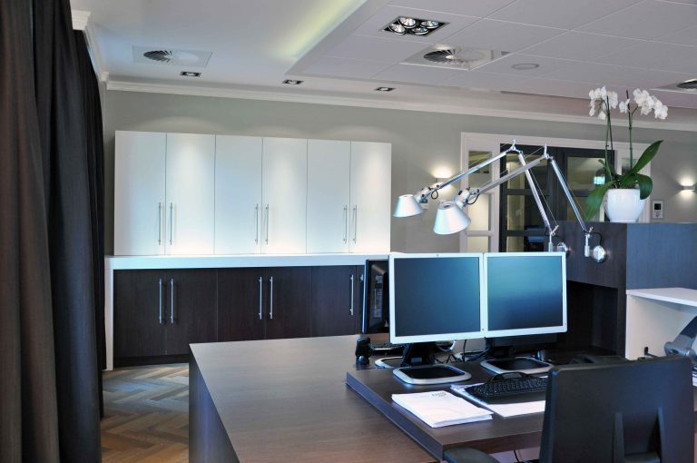 Conception de bureaux en open space et design de mobilier ; vue de bureau et de mobilier de rangement - PK intérieur, architecte d'intérieur