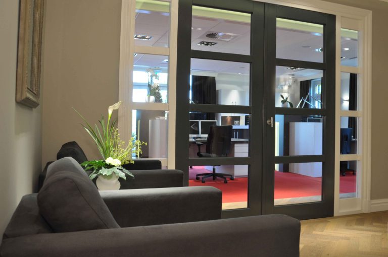 Conception de bureaux en open space et design de mobilier ; vue du plateau depuis l'espace commun - PK intérieur, architecte d'intérieur