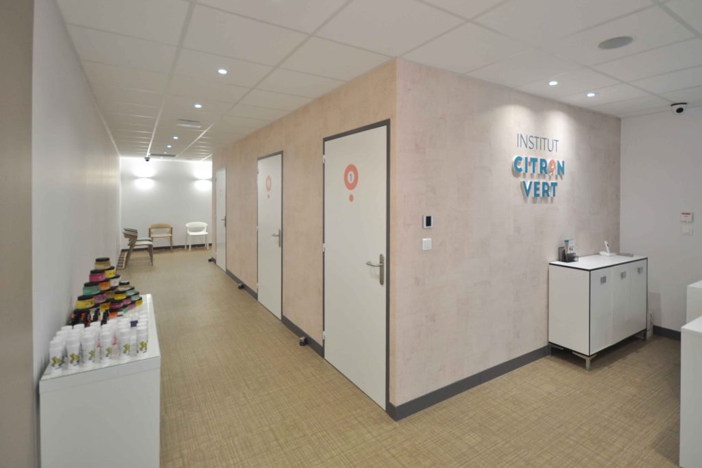 Conception et réalisation d'institut de beauté à Lyon ; vue de l'espace des salles de soins - PK intérieur, architecte d'intérieur
