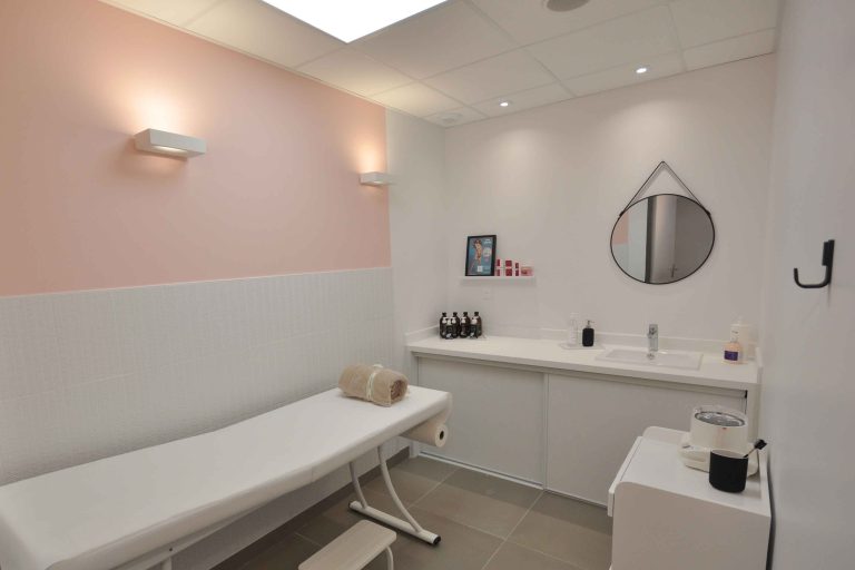 Conception et réalisation d'institut de beauté à Lyon ; vue de la salle de soins rose - PK intérieur, architecte d'intérieur