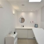 Conception et réalisation d'institut de beauté à Lyon ; vue de la salle de soins taupe - PK intérieur, architecte d'intérieur