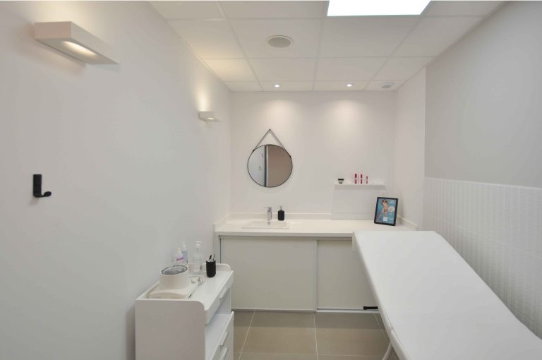 Conception et réalisation d'institut de beauté à Lyon ; vue de la salle de soins taupe - PK intérieur, architecte d'intérieur