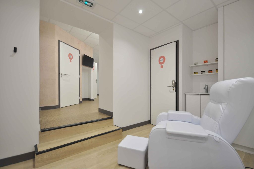 Conception et réalisation d'institut de beauté à Lyon ; vue de l'espace soins de pieds - PK intérieur, architecte d'intérieur