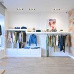 Rénovation et aménagement de boutique de prêt-à-porter au nord-ouest de Lyon ; vue entrée et accueil - PK intérieur, architecte d'intérieur