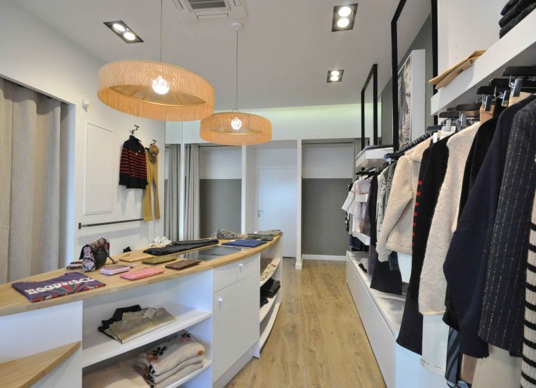 Rénovation et aménagement de boutique de prêt-à-porter au nord-ouest de Lyon ; vue vers cabines d'essayage 2 - PK intérieur, architecte d'intérieur