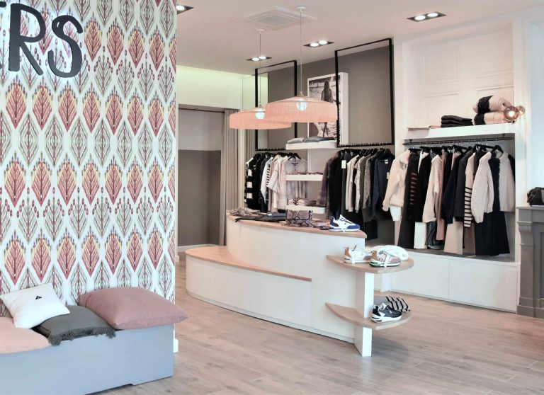 Rénovation et aménagement de boutique de prêt-à-porter au nord-ouest de Lyon ; vue vers cabines d'essayage - PK intérieur, architecte d'intérieur