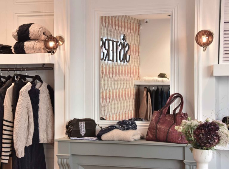 Rénovation et aménagement de boutique de prêt-à-porter au nord-ouest de Lyon ; détail cheminée et miroir - PK intérieur, architecte d'intérieur