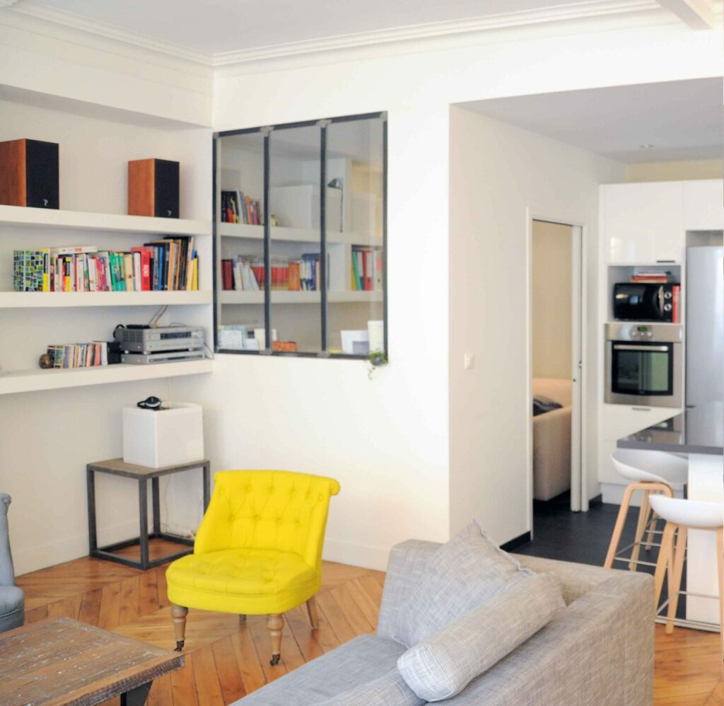 Rénovation d'appartement haussmannien de 100m² à Lyon ; vue salon et bureau avec verrière - PK intérieur, architecte d'intérieur