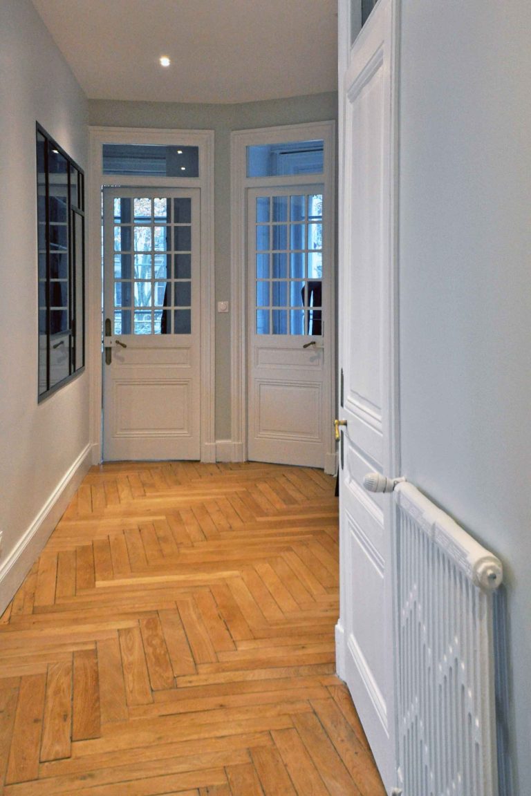 Rénovation d'appartement haussmannien de 105m² à Lyon ; couloir d'accès aux chambres avec verrière - PK intérieur, architecte d'intérieur