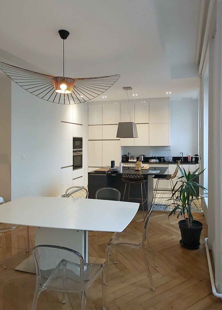 Rénovation d'appartement haussmannien de 105m² à Lyon ; vue cuisine ouverte sur salle à manger- PK intérieur, architecte d'intérieur