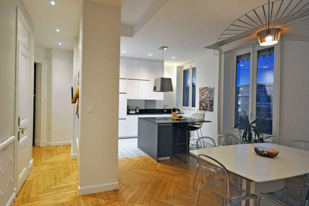Rénovation d'appartement haussmannien de 105m² à Lyon ; vue entrée et cuisine ouverte - PK intérieur, architecte d'intérieur