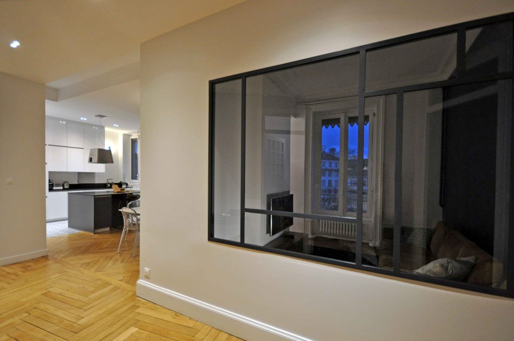 Rénovation d'appartement haussmannien de 105m² à Lyon ; vue verrière sur salon et cuisine - PK intérieur, architecte d'intérieur