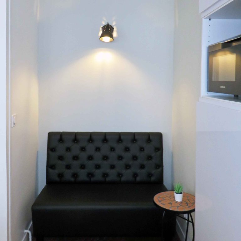 Rénovation d'appartement de 35m² pour location courte durée à Lyon ; vue banquette dans cuisine - PK intérieur, architecte d'intérieur