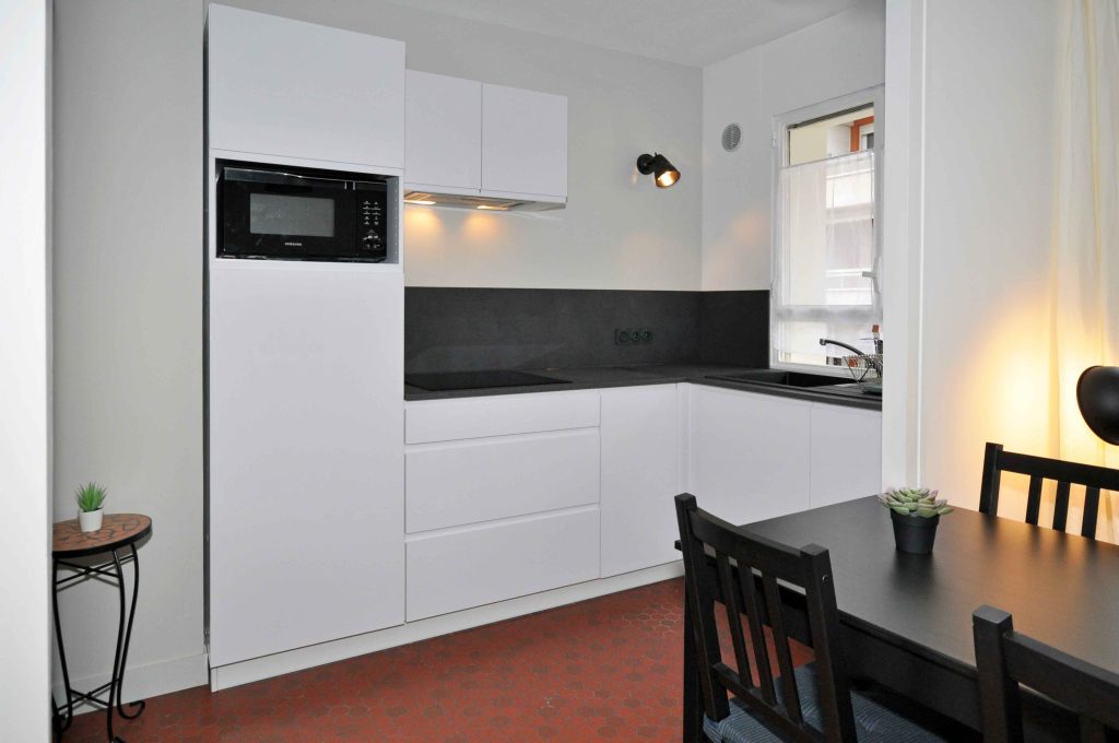 Rénovation d'appartement de 35m² pour location courte durée à Lyon ; vue cuisine - PK intérieur, architecte d'intérieur