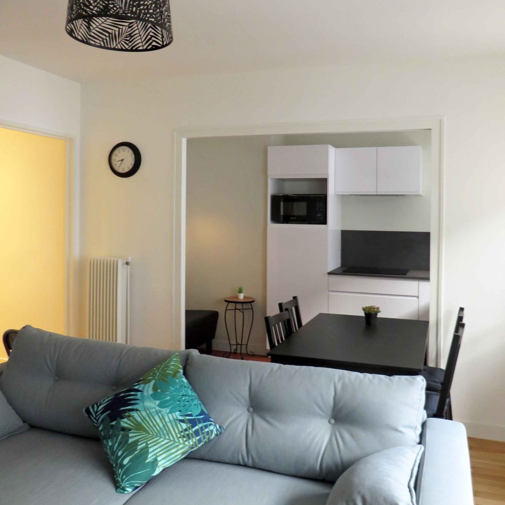 Rénovation d'appartement de 35m² pour location courte durée à Lyon ; vue séjour et cuisine - PK intérieur, architecte d'intérieur