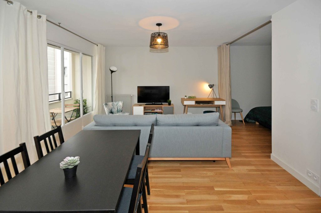 Rénovation d'appartement de 35m² pour location courte durée à Lyon ; vue séjour, salon et terrasse - PK intérieur, architecte d'intérieur