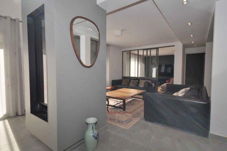 Rénovation et aménagement de maison de 200m2 au Mont d'Or à Lyon, vue cheminée et salon - PK intérieur, architecte d'intérieur