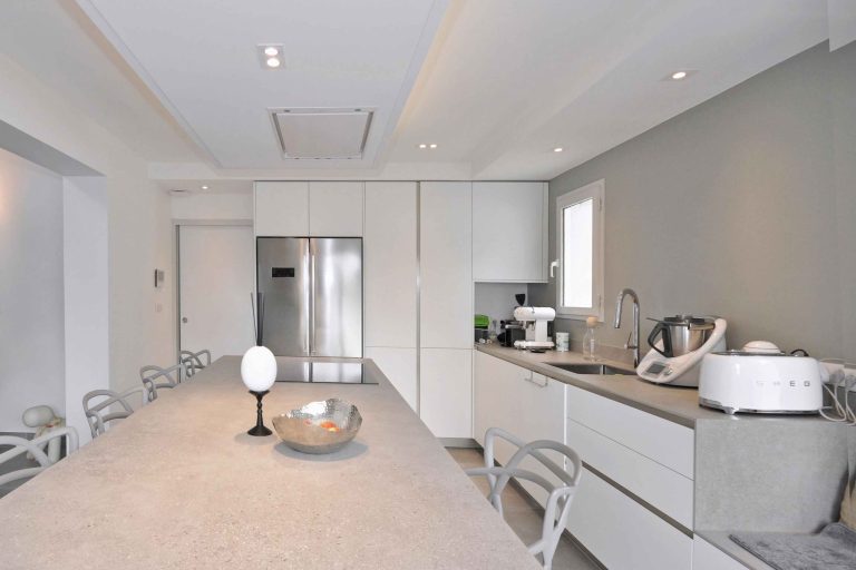 Rénovation et aménagement de maison de 200m2 au Mont d'Or à Lyon, vue cuisine et ilot central - PK intérieur, architecte d'intérieur
