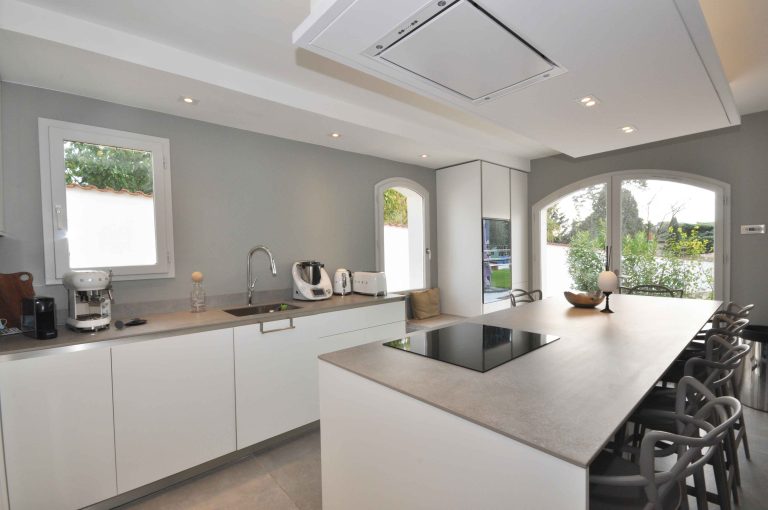 Rénovation et aménagement de maison de 200m2 au Mont d'Or à Lyon, vue cuisine avec ilot et accès extérieur - PK intérieur, architecte d'intérieur
