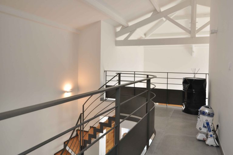 Rénovation et aménagement de maison de 200m2 au Mont d'Or à Lyon, vue passerelle étage et poutres - PK intérieur, architecte d'intérieur