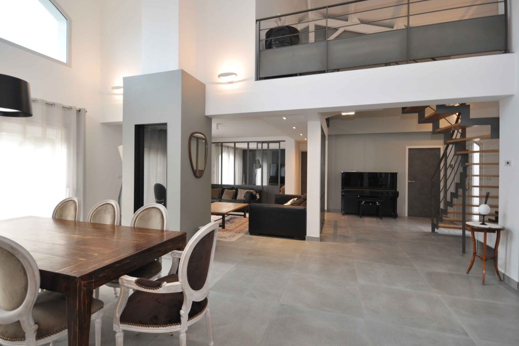 Rénovation et aménagement de maison de 200m2 au Mont d'Or à Lyon, vue salle à manger séjour - PK intérieur, architecte d'intérieur