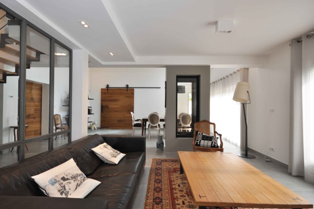 Rénovation et aménagement de maison de 200m2 au Mont d'Or à Lyon, vue salon et cheminée - PK intérieur, architecte d'intérieur