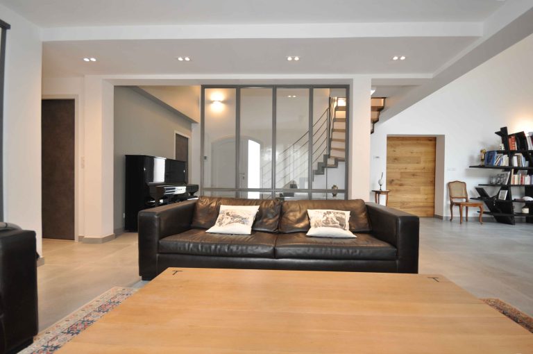 Rénovation et aménagement de maison de 200m2 au Mont d'Or à Lyon, vue salon avec verrière - PK intérieur, architecte d'intérieur