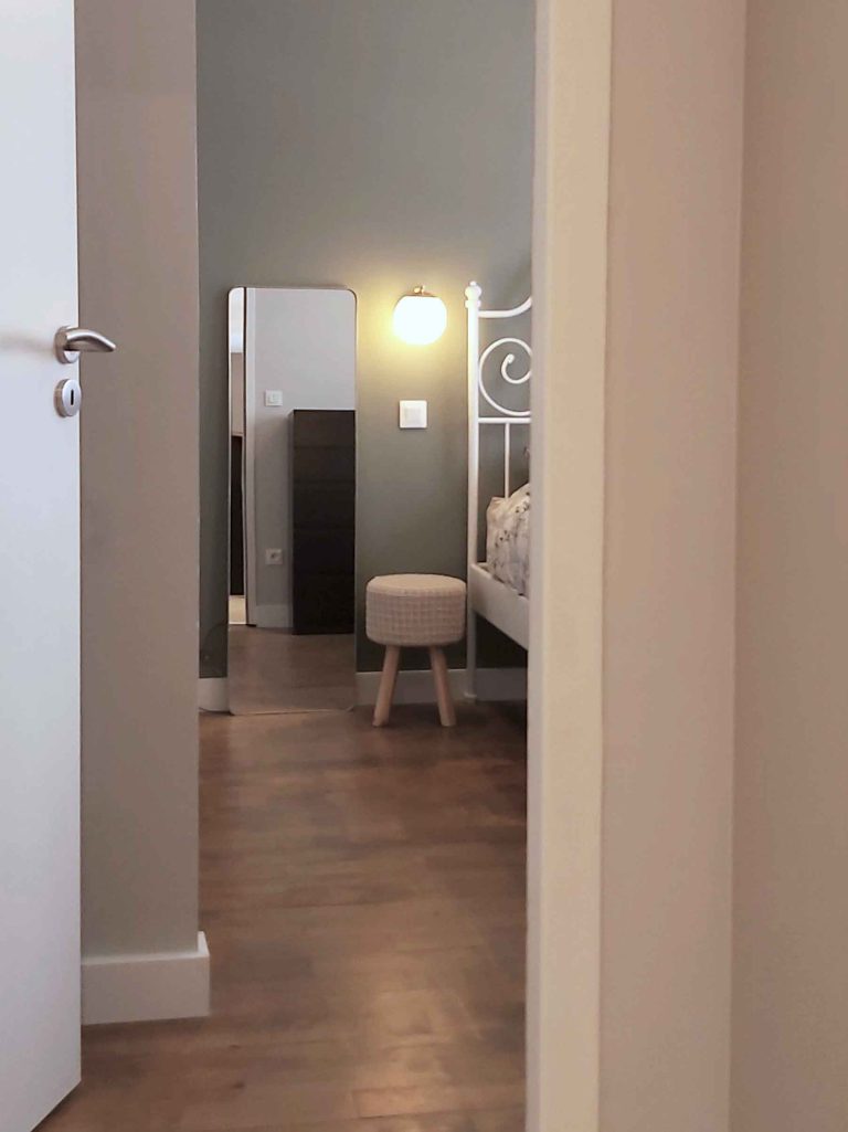 Rénovation et transformation d'appartement de 42m² à Lyon ; vue chambre depuis couloir - PK intérieur, architecte d'intérieur