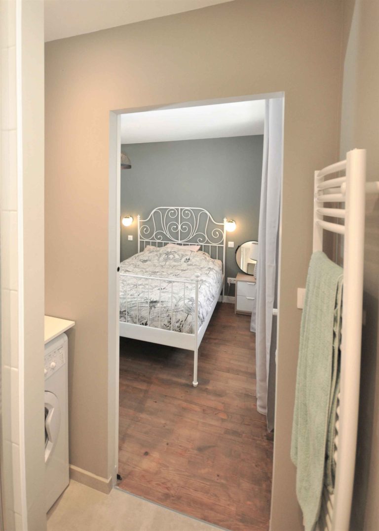Rénovation et transformation d'appartement de 42m² à Lyon ; vue chambre depuis salle de bain - PK intérieur, architecte d'intérieur