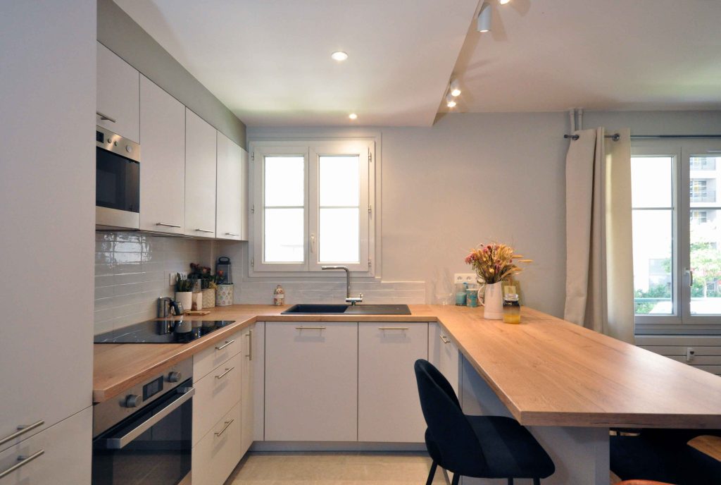 Rénovation et transformation d'appartement de 42m² à Lyon ; vue cuisine ouverte sur pièce de vie - PK intérieur, architecte d'intérieur