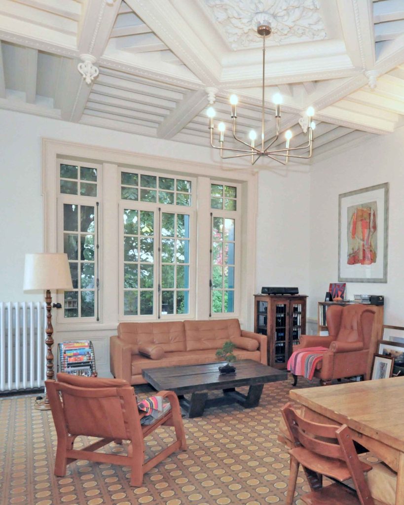 Rénovation dans un esprit vintage de maison de maitre de 150m² à Lyon ; vue salon avec poutres et boiseries - PK intérieur, architecte d'intérieur