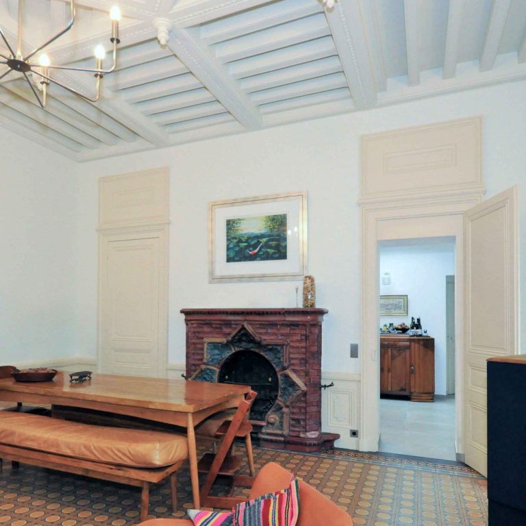 Rénovation dans un esprit vintage de maison de maitre de 150m² à Lyon ; vue séjour avec cheminée - PK intérieur, architecte d'intérieur