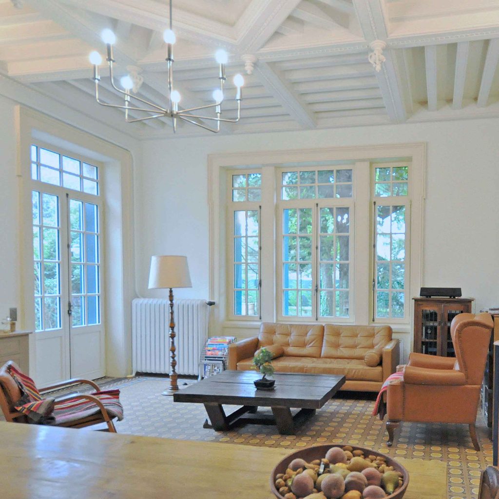 Rénovation dans un esprit vintage de maison de maitre de 150m² à Lyon ; vue séjour avec poutres et boiseries - PK intérieur, architecte d'intérieur