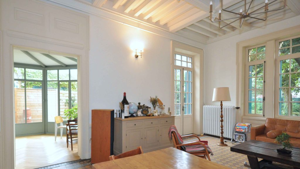Rénovation dans un esprit vintage de maison de maitre de 150m² à Lyon ; vue séjour et véranda - PK intérieur, architecte d'intérieur