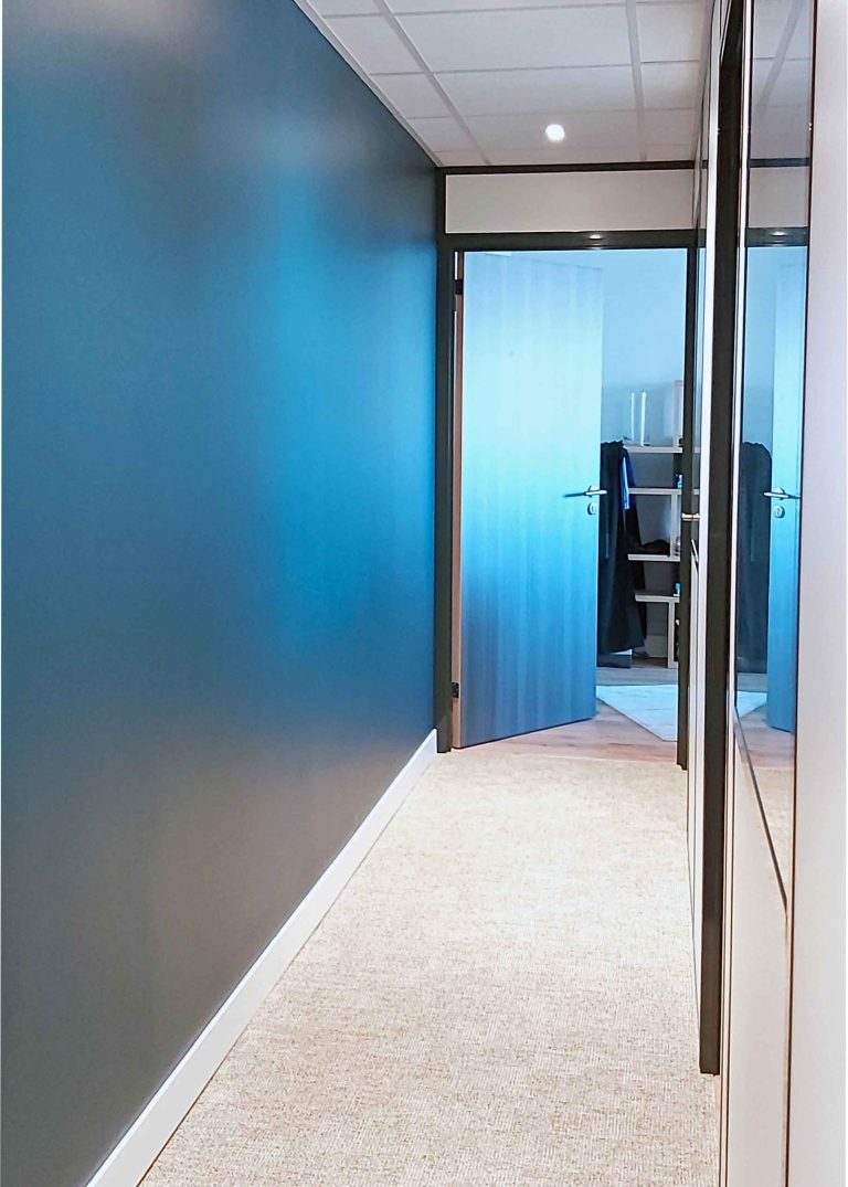Aménagement et agencement de cabinet d'avocats à Lyon ; couloir vers bureaux - PK intérieur, architecte d'intérieur