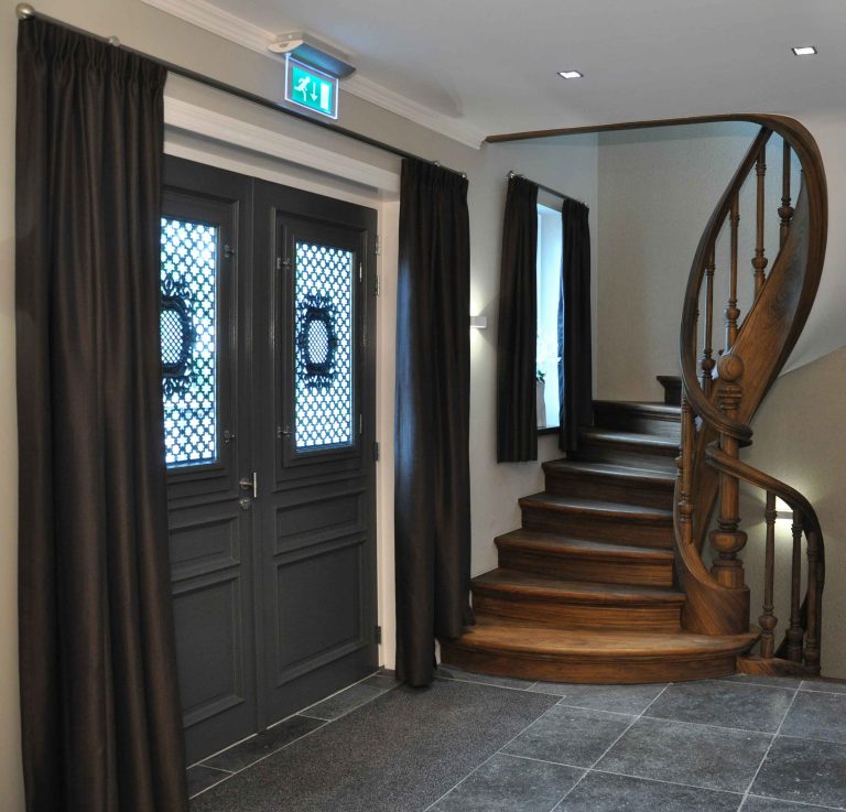 Conception des locaux de siège social d'entreprise ; vue entrée et escalier - PK intérieur, architecte d'intérieur
