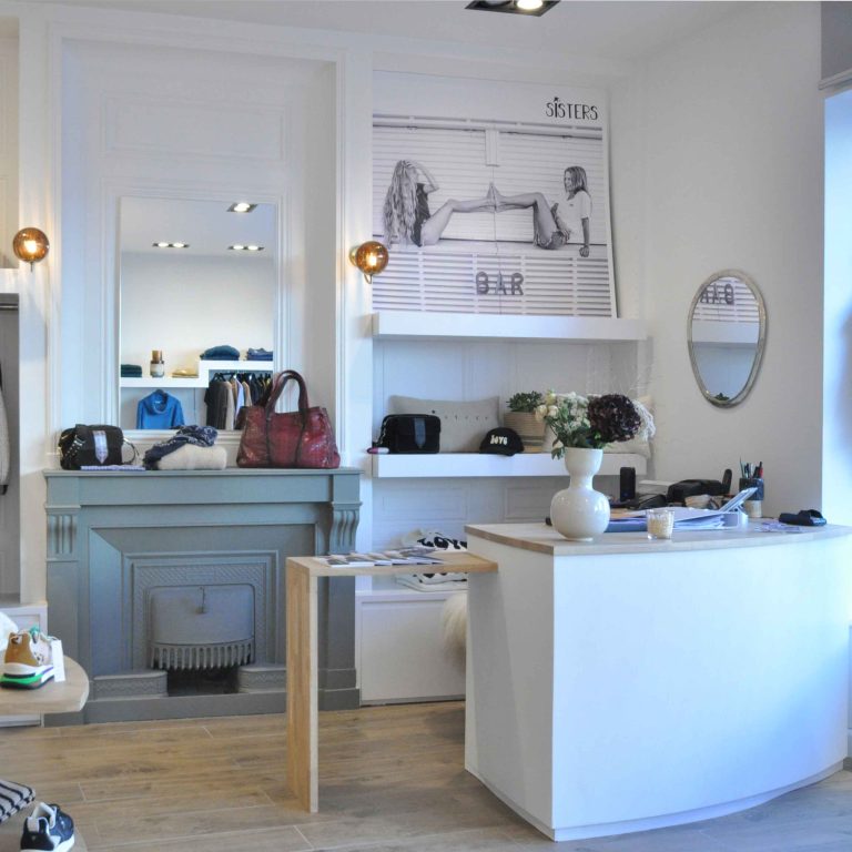 Rénovation et aménagement de boutique de prêt-à-porter au nord-ouest de Lyon ; vue vers caisse - PK intérieur, architecte d'intérieur