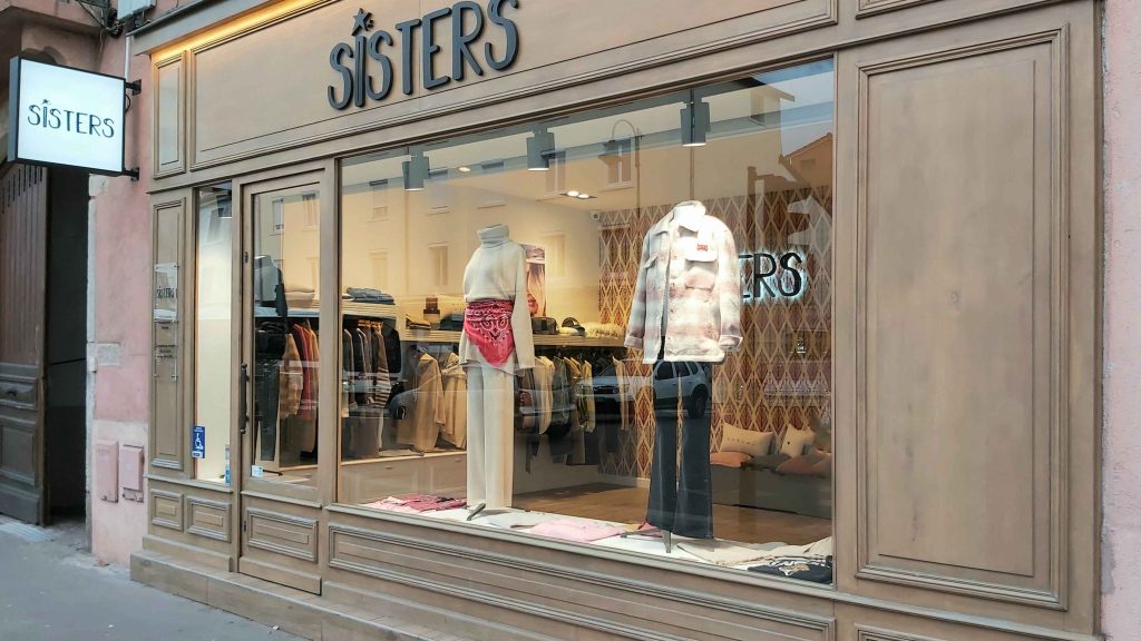 Rénovation et aménagement de boutique de prêt-à-porter au nord-ouest de Lyon ; vue de la façade - PK intérieur, architecte d'intérieur