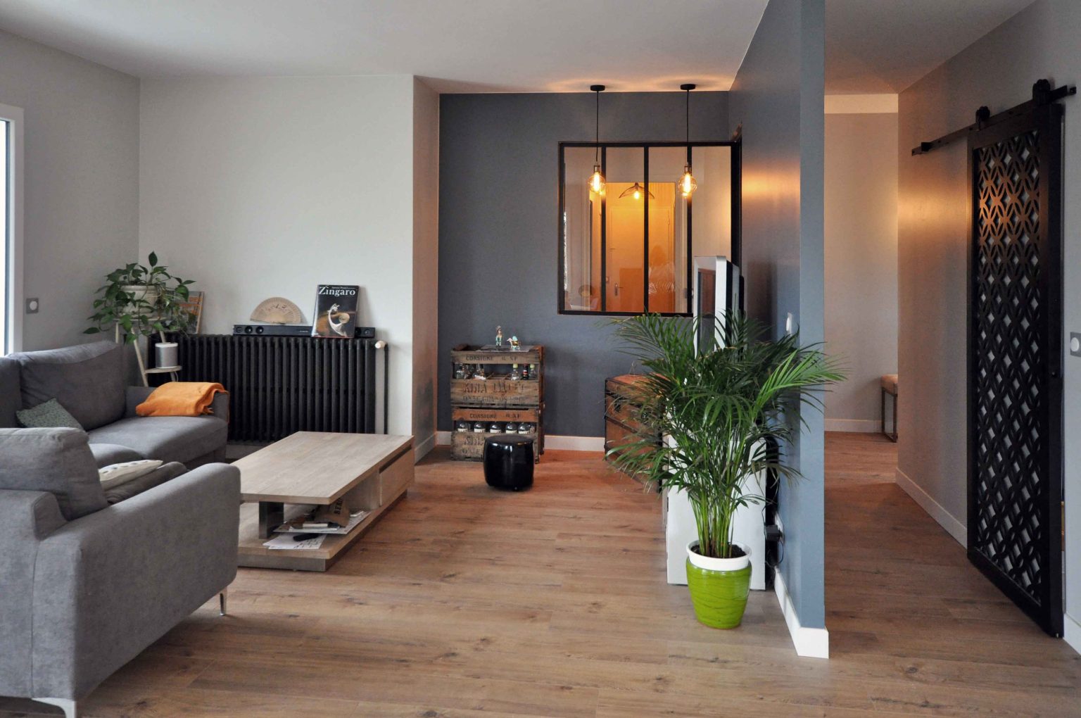 Rénovation et aménagement vintage de maison des années 1970 de 110m² au sud-ouest de Lyon ; vue salon - PK intérieur, architecte d'intérieur