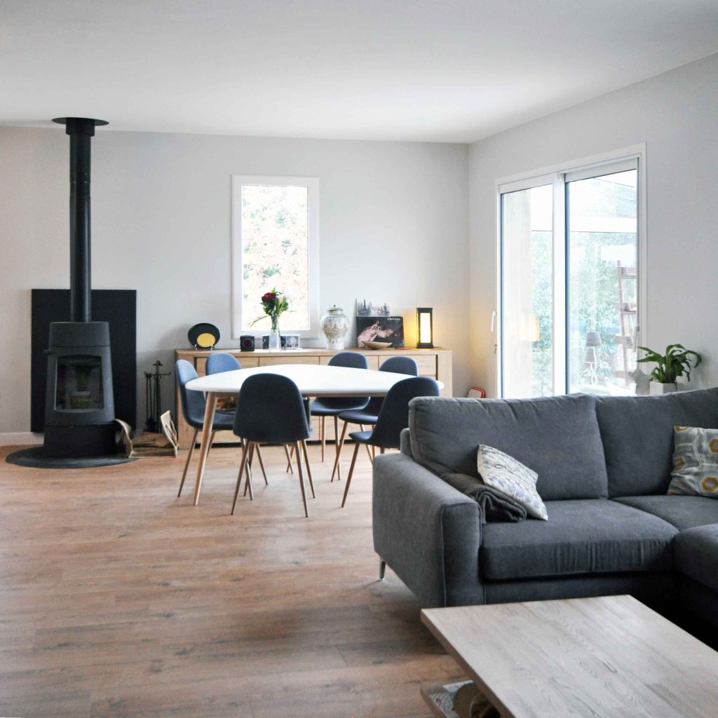Rénovation et aménagement vintage de maison des années 1970 de 110m² au sud-ouest de Lyon ; vue salon et salle à manger - PK intérieur, architecte d'intérieur