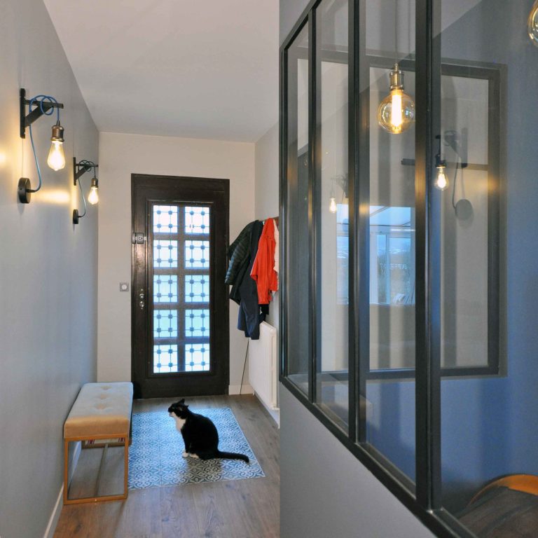 Rénovation et aménagement vintage de maison des années 1970 de 110m² au sud-ouest de Lyon ; vue entrée depuis verrière - PK intérieur, architecte d'intérieur