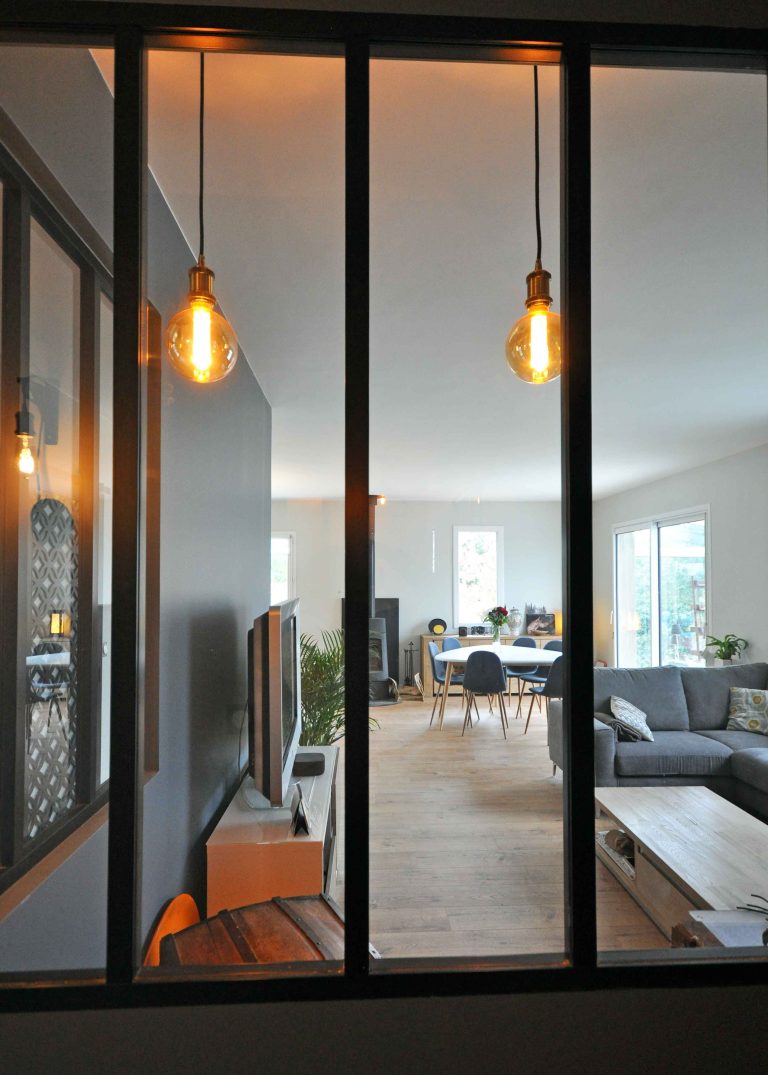 Rénovation et aménagement vintage de maison des années 1970 de 110m² au sud-ouest de Lyon ; vue séjour depuis verrière - PK intérieur, architecte d'intérieur