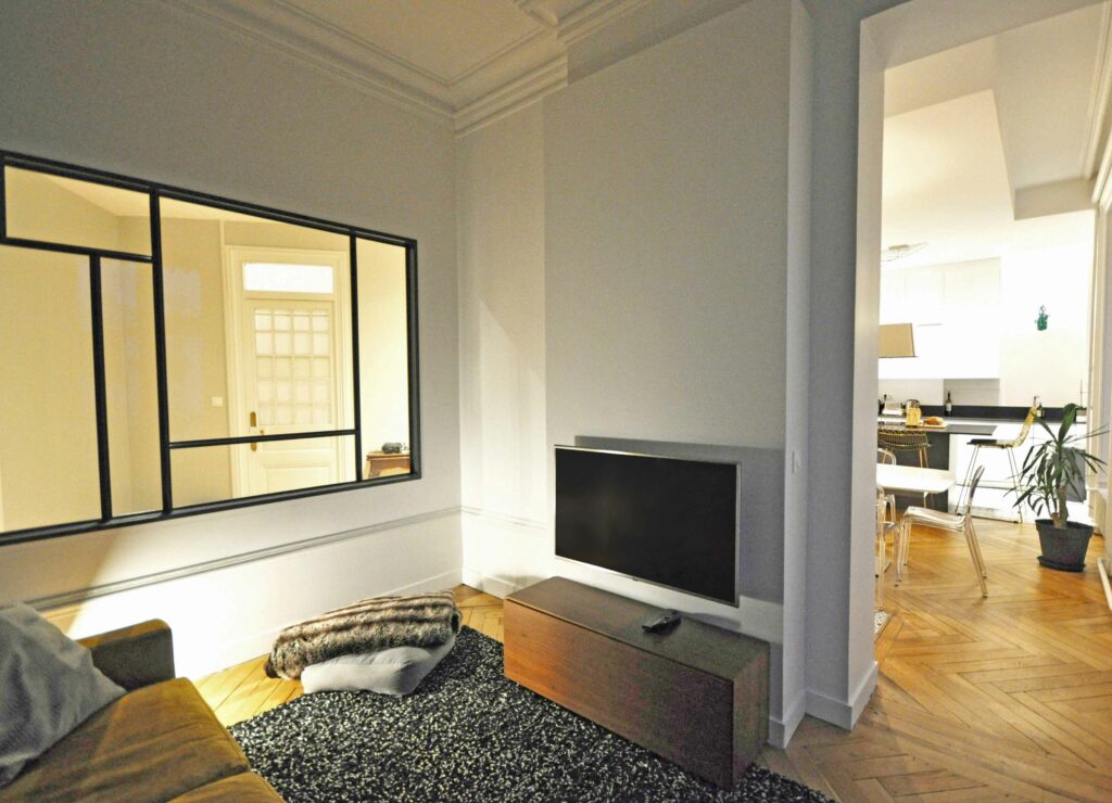 Rénovation d'appartement haussmannien de 105m² à Lyon ; salon semi-ouvert avec verrière sur-mesure - PK intérieur, architecte d'intérieur