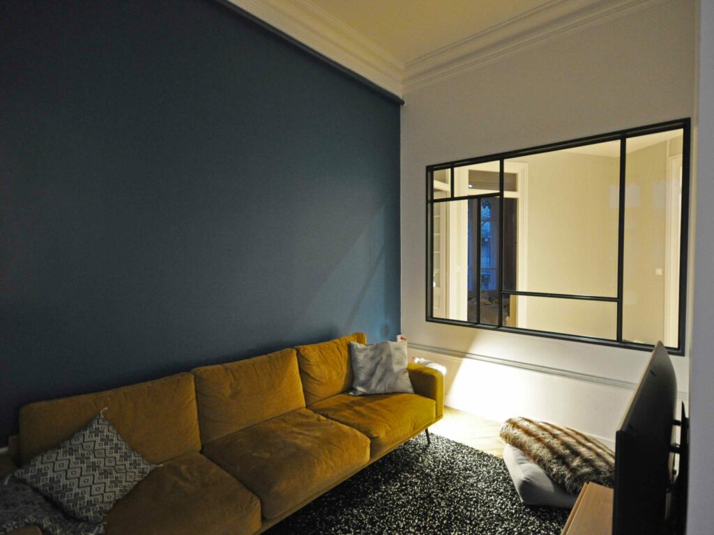 Rénovation d'appartement haussmannien de 105m² à Lyon ; salon avec verrière sur-mesure sur couloir des chambres - PK intérieur, architecte d'intérieur